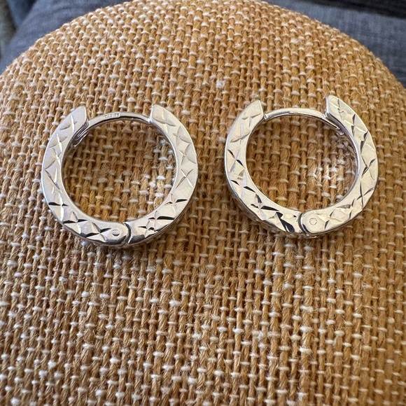 Solid Heavy Sterling Silver Diamond Cut Hoops made in Italy - Picture 5 of 5